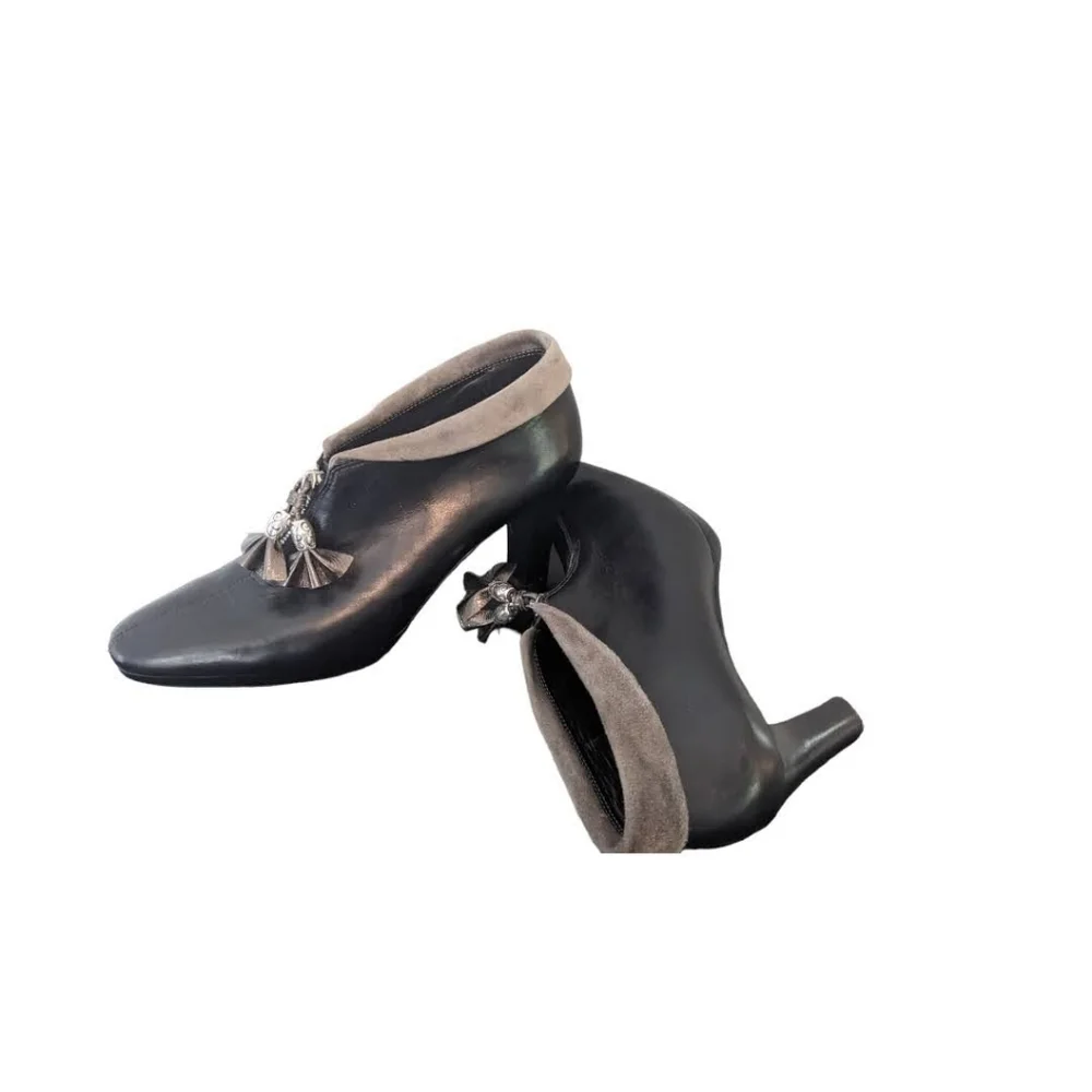 Brighton Black Leather Front Zipper Heeled Bootie 8.5